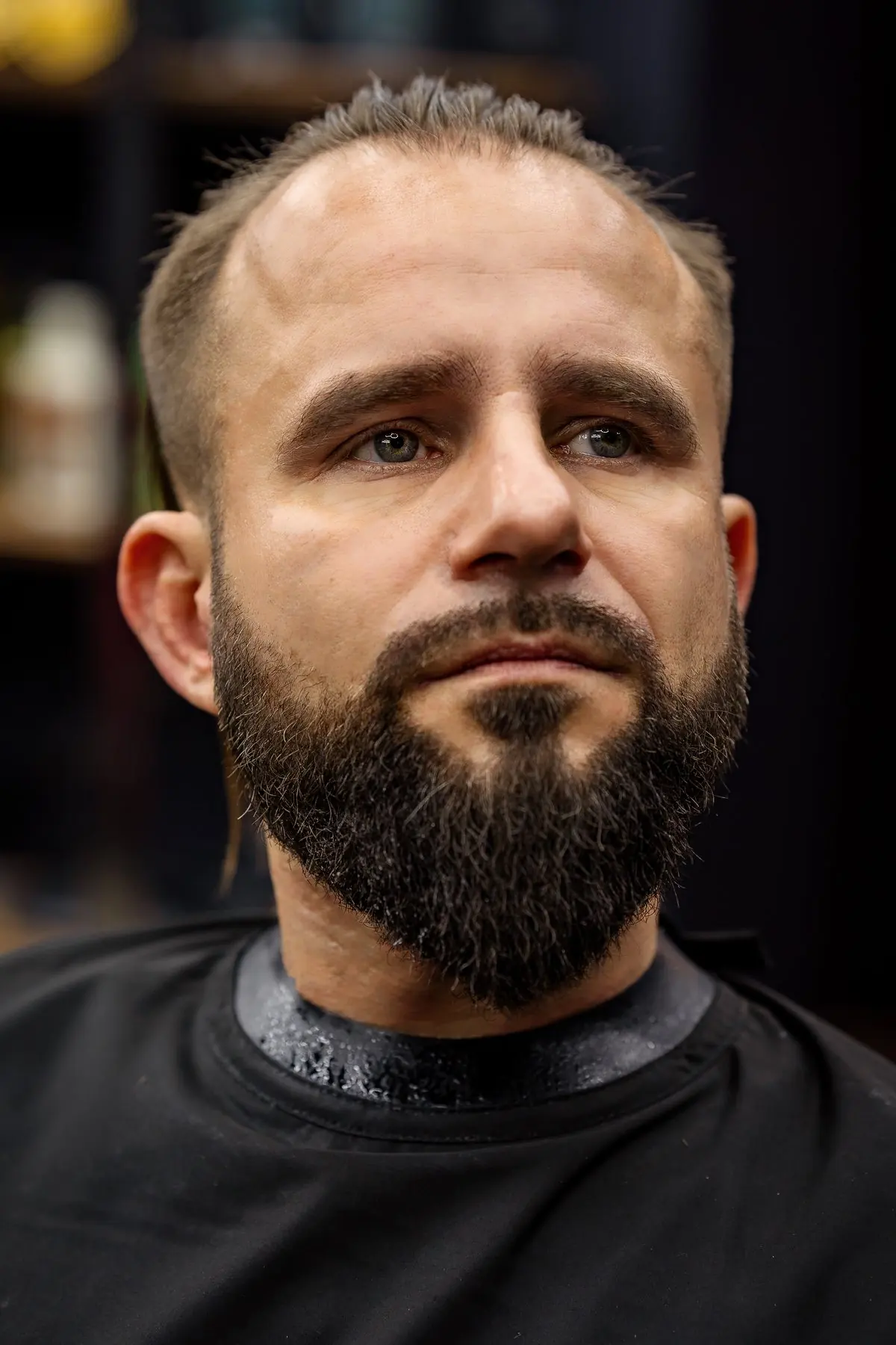 Wizerunkowy portret męski w salonie barber